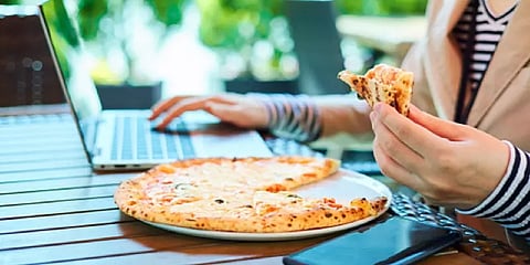 லஞ்ச் சாப்பிட்டது குத்தமா? -வேலையை விட்டு தூக்கிய பெண்ணால் லண்டன் கம்பெனிக்கு நேர்ந்த கதி!