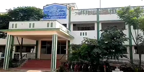 பள்ளிக்குள் புகுந்து சாதி பெயரைச் சொல்லி மாணவன் மீது தாக்குதல் - இரு பெண்கள் மீது வழக்கு