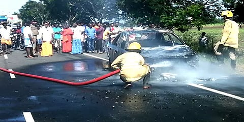 சாலையில் சென்றபோது பழுதடைந்த கார்: சரிசெய்த போது தீப்பிடித்து எரிந்ததால் பரபரப்பு