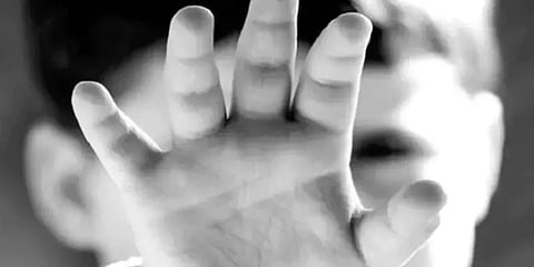 மனைவியுடன் சண்டை - 2 வயது மகனை பால்கனியில் இருந்து வீசிவிட்டு தானும் கீழே குதித்த நபர்!