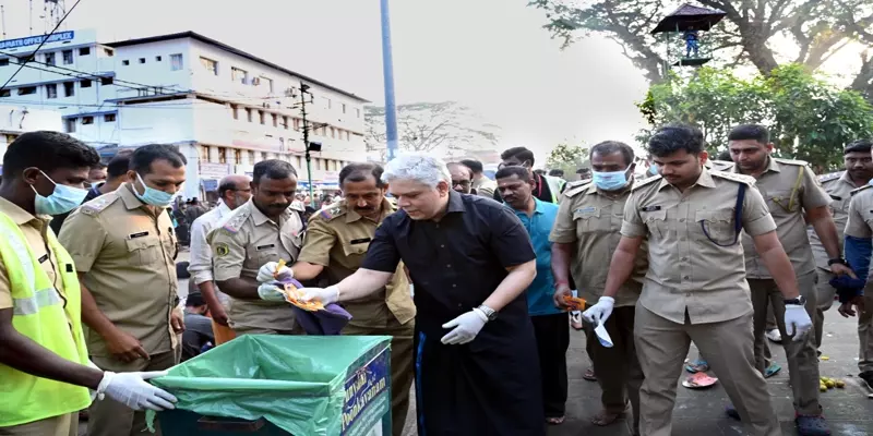 சபரிமலை ஐயப்பன் கோயிலில் குப்பைகளை அகற்றி தூய்மைப்படுத்திய உயர்நீதிமன்ற நீதிபதி