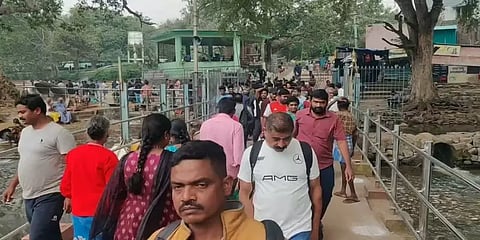 விடுமுறையையொட்டி ஒகேனக்கலில் குவிந்த சுற்றுலாப்பயணிகள் - வியாபாரிகள் மகிழ்ச்சி