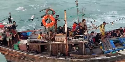 நடுக்கடலில் தத்தளித்த 104 ரோஹிங்கியா அகதிகள் - முகாமில் அடைக்கலம் கொடுத்த இலங்கை கடற்படை