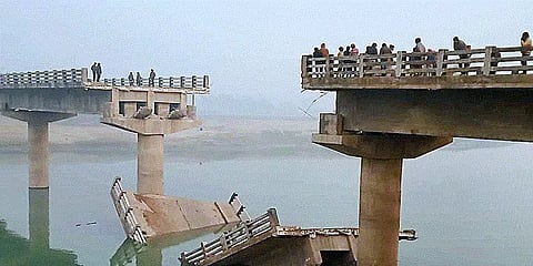 முழுக் கட்டுமானத்துக்கு முன்பே இடிந்துவிழுந்த பாலம் - அதிர்ஷ்டவசமாக உயிர்ச்சேதம் தவிர்ப்பு