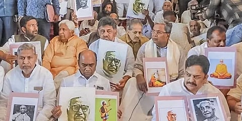 `தேசத்துக்காக வாழ்வையே அர்பணித்தவர்’- கர்நாடக சட்டப்பேரவையில் சாவர்க்கர் உருவப்படம்!