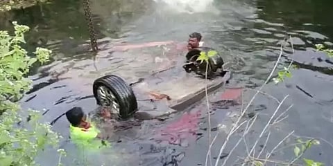 அதிவேக பயணத்தால் கட்டுப்பாட்டை இழந்த கார்; பறந்து சென்று 70 அடி கிணற்றில் மூழ்கிய சோகம்!