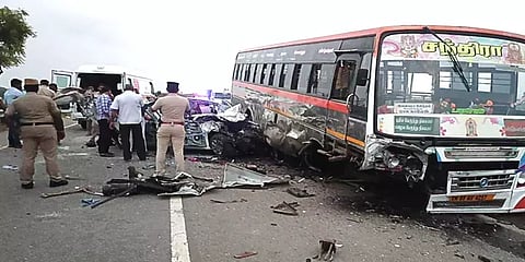 கார் மீது பஸ் மோதிய விபத்தில் 3 கல்லூரி மாணவர்கள் உயிரிழப்பு - கோவில்பட்டியில் சோகம்