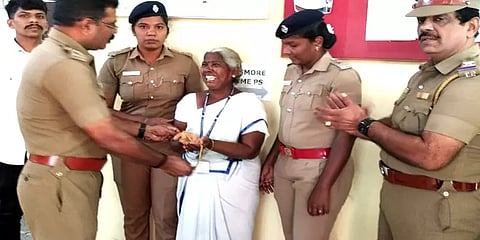 'யார் எடுத்தீங்களோ அத நீங்களே கொடுத்துடுங்க' - நகையை நாசுக்காக மீட்ட போலீஸ் இன்ஸ்பெக்டர்