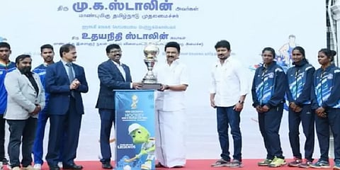சென்னைக்கு வந்த ஹாக்கியின் ’உலகக் கோப்பை’ - முதல்வரிடம் காண்பித்து வாழ்த்து பெற்ற வீரர்கள்