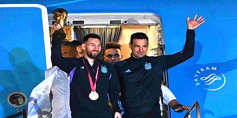 உற்சாகத்தில் குதித்த இளைஞர்கள்! பாதியில் நிறுத்தப்பட்ட அர்ஜென்டினா வீரர்களின் அணிவகுப்பு