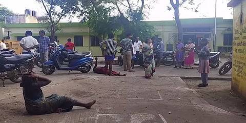 வயலில் உழுதுக்கொண்டிருந்தபோது தலைக்கீழாக கவிழ்ந்த டிராக்டர் - விவசாயிக்கு நேர்ந்த துயரம்