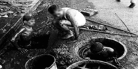 'மனிதக்கழிவுகளை மனிதனே கைகளால் அகற்றும் செயலை குற்றமென்றே உணராமல்...’- உயர்நீதிமன்ற கிளை