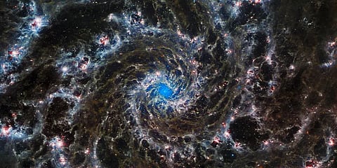 சூரியன் போல 10,000 கோடி விண்மீன்களுடைய இன்னொரு கேலக்ஸி... படம்பிடித்தது ஜேம்ஸ் வெப்!