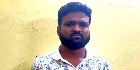 அறையை சுத்தம் செய்யவந்த பெண்ணிற்கு முத்தம் கொடுக்க முயன்ற வருமானவரித்துறை அதிகாரி கைது