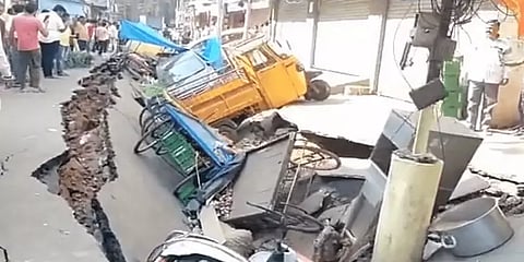 ஹைதராபாத்: திடீரென 100 மீட்டர் தூரத்திற்கு உடைந்து நொறுங்கிய பாதாள சாக்கடை! வீடியோ