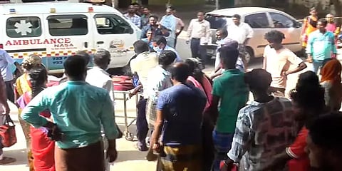 ராமநாதபுரம்: இருசக்கர வாகனம் மீது கார் மோதிய விபத்து - இரு இளைஞர்கள் உயிரிப்பு