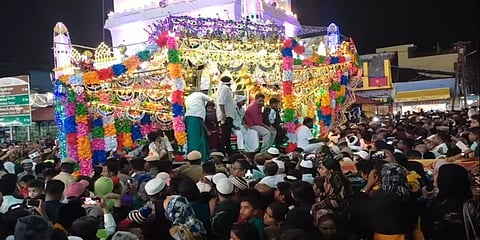 கொடியேற்றத்துடன் கோலாகலமாக தொடங்கியது நாகூர் ஆண்டவர் தர்காவின் 466-வது `கந்தூரி விழா'