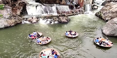 கிறிஸ்துமஸ் விடுமுறையை கொண்டாட்டம்: ஒகேனக்கல்லில் குவிந்த சுற்றுலா பயணிகள்!