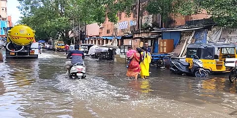 சென்னையில் விடாமல் பெய்யும் மழை: சாலையில் மழைநீர் தேங்கியுள்ளதால் பொதுமக்கள் அவதி