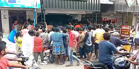 10 ரூபாய்க்கு டி-சர்ட்: புதிய கடையின் அறிமுக சலுகையால் குவிந்த இளைஞர்கள்