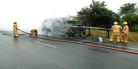 திட்டக்குடி: ஐயப்ப பக்தர்கள் வந்த வேன் திடீரென தீப்பிடித்து எரிந்ததால் பரபரப்பு