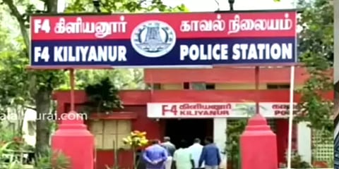 வாகன தணிக்கையில் போலீசாரிடம் இருந்து இ-சலான் கருவியை பிடுங்கிச் சென்ற மர்ம நபர்கள்