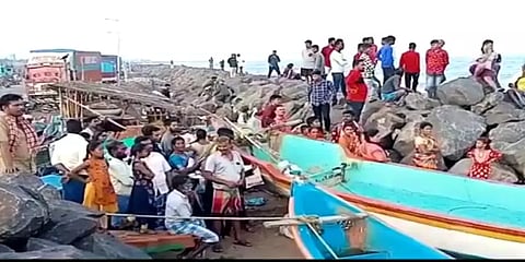 சென்னை: கடலில் குளித்துக் கொண்டிருந்த 4 வடமாநில தொழிலாளர்கள் அலையில் சிக்கி மாயம்