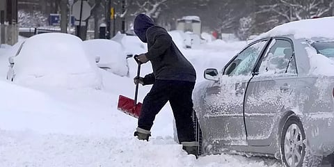 அமெரிக்காவை வாட்டியெடுக்கும் குளிர்.. பனிப்புயலால் வீடுகளில் முடங்கிய மக்கள்.. 32 பேர் பலி