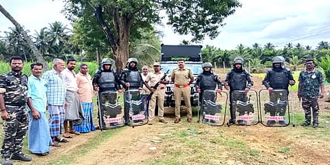 கரும்புத் தோட்டத்தில் பதுங்கியிருந்த சிறுத்தை: பிரத்யேக ஆடை அணிந்து விரட்டிய வனத்துறை