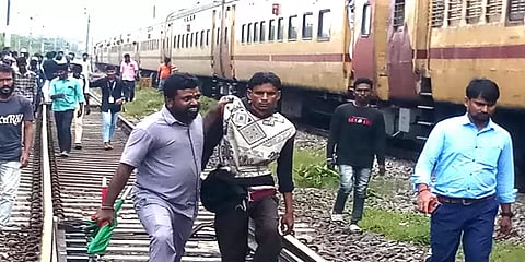 ஓடும் ரயிலை தடுத்து நிறுத்திய மனநலம் பாதிக்கப்பட்ட இளைஞர் - தாமதமான ரயில் சேவை
