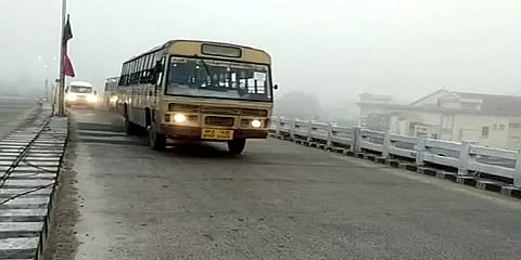 திருவள்ளூரில் கடும் பனிமூட்டம். முகப்பு விளக்குகளை எரிய விட்டப்படி செல்லும் வாகனங்கள்