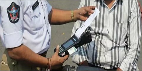 போலீசாரிடம் இருந்து பிடுங்கிச் செல்லப்பட்ட இ-சலான் கருவி கண்டுபிடிப்பு - சிக்கிய இளைஞர்கள்