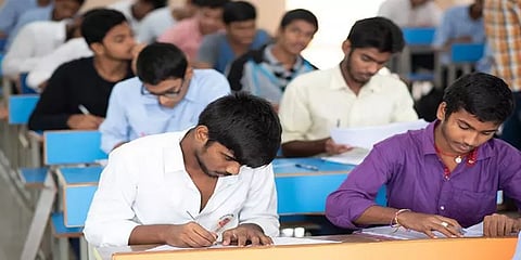 TNPSC குரூப் 4: ஆயிரக்கணக்கில் சேர்க்கப்பட்ட காலி பணியிடங்கள்! இன்னும் அதிகரிக்குமாம்?!