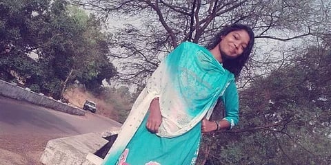 போனில் பேச மறுத்ததாக கூறி இளம்பெண்ணை 51 முறை குத்தி கொன்ற கொடூர இளைஞர்!