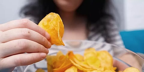சிப்ஸ் சாப்பிடுவதை நிறுத்தமுடியவில்லையா? - என்ன சொல்கின்றனர் நிபுணர்கள்