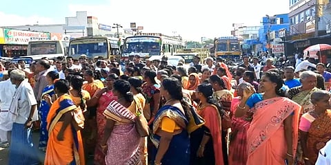 'அகற்றிடு அகற்றிடு' - டாஸ்மாக் கடைக்கு எதிராக பொதுமக்கள் சாலை மறியல்