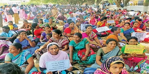 3வது நாளாக தொடரும் ஆசிரியர்களின் உண்ணாவிரத போராட்டம்: சுமார் 40 பேர் மயக்கம்!