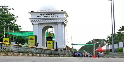 குவியும் சுற்றுலா பயணிகள்... புத்தாண்டு கொண்டாட்டத்திற்காக கோலாகலமாக தயாராகும் புதுச்சேரி!