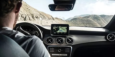 தாய்லாந்து: மனைவி கீழே இறங்கியது கூட தெரியாமல் 150 கி.மீ காரை ஓட்டிச்சென்ற கணவன்!