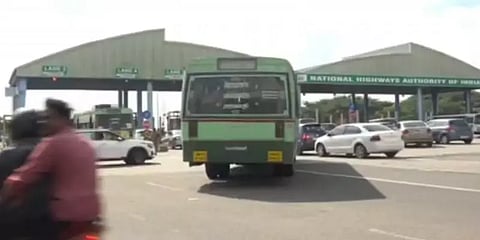 சுங்க கட்டணம் செலுத்த பணமில்லாமல் 3 மணிநேரம் பாதியில் நின்ற அரசு பேருந்து!