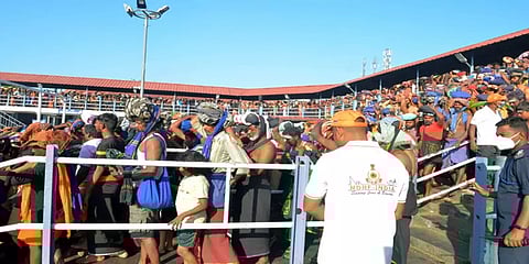 மகரவிளக்கு பூஜை: நடை திறந்த நாள் முதல் சபரிமலையில் குவியும் பக்தர்கள்