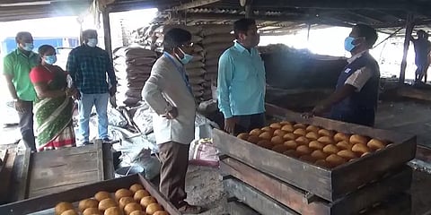 ஓமலூர்: கழிவு வெள்ளை சக்கரை கொண்டு கலப்பட வெல்லம் தயாரிப்பு! 300 மூட்டைகள் பறிமுதல்!