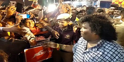 திருத்தணி முருகன் கோவிலில் சாமி தரிசனம் செய்த நடிகர் யோகிபாபு