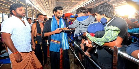 விண்ணை முட்டும் சரண கோஷம் விழி பிதுங்கும் சபரிமலை: இலங்கை எம்பி ஜீவன் தொண்டமான் தரிசனம்