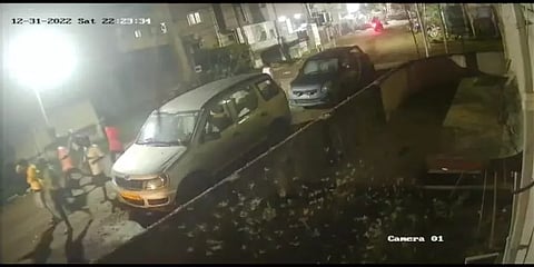 பூந்தமல்லி: வீட்டின் அருகே மது அருந்தியவர்களை தட்டிக் கேட்டவர் மீது மது பாட்டில் வீச்சு