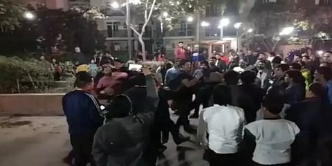 பெண்களுடன் செல்ஃபி எடுக்க முயன்றதால் கைகலப்பு - மோதலில் முடிந்த புத்தாண்டு கொண்டாட்டம்