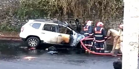 கேரளா: சாலையில் சென்ற கார் திடீரென தீப்பிடித்து எரிந்ததால் பரபரப்பு