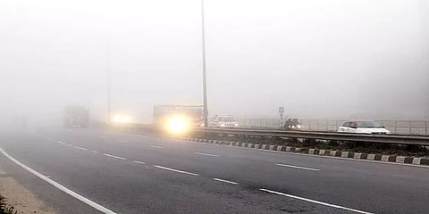 ஓசூர்: கடும் பனிப்பொழிவால் வாகன ஓட்டிகளும் பொதுமக்களும் அவதி