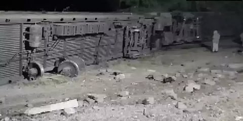 ராஜஸ்தானில் பயணிகள் ரயில் தடம் புரண்டு விபத்து - அதிர்வுடன் கவிழ்ந்த 8 ரயில் பெட்டிகள்