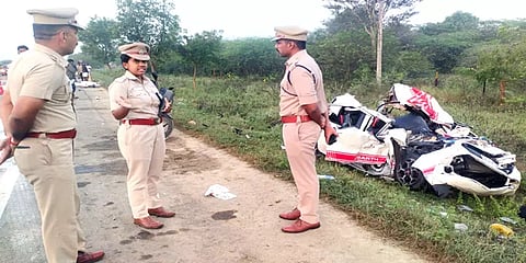 நின்றுகொண்டிருந்த கார் மீது மோதிய மணல் லாரி... ஒரே குடும்பத்தைச் சேர்ந்த ஐவர் பலி